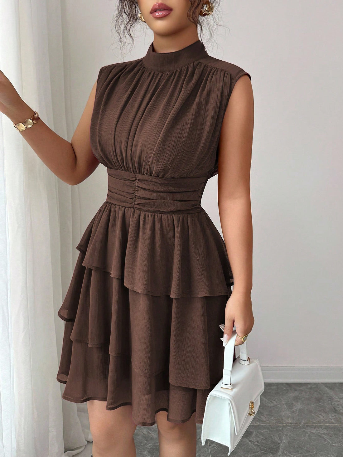 Damen Ärmelloses Chiffon-Stufenkleid mit Stehkragen und taillierter Raffung – Élara