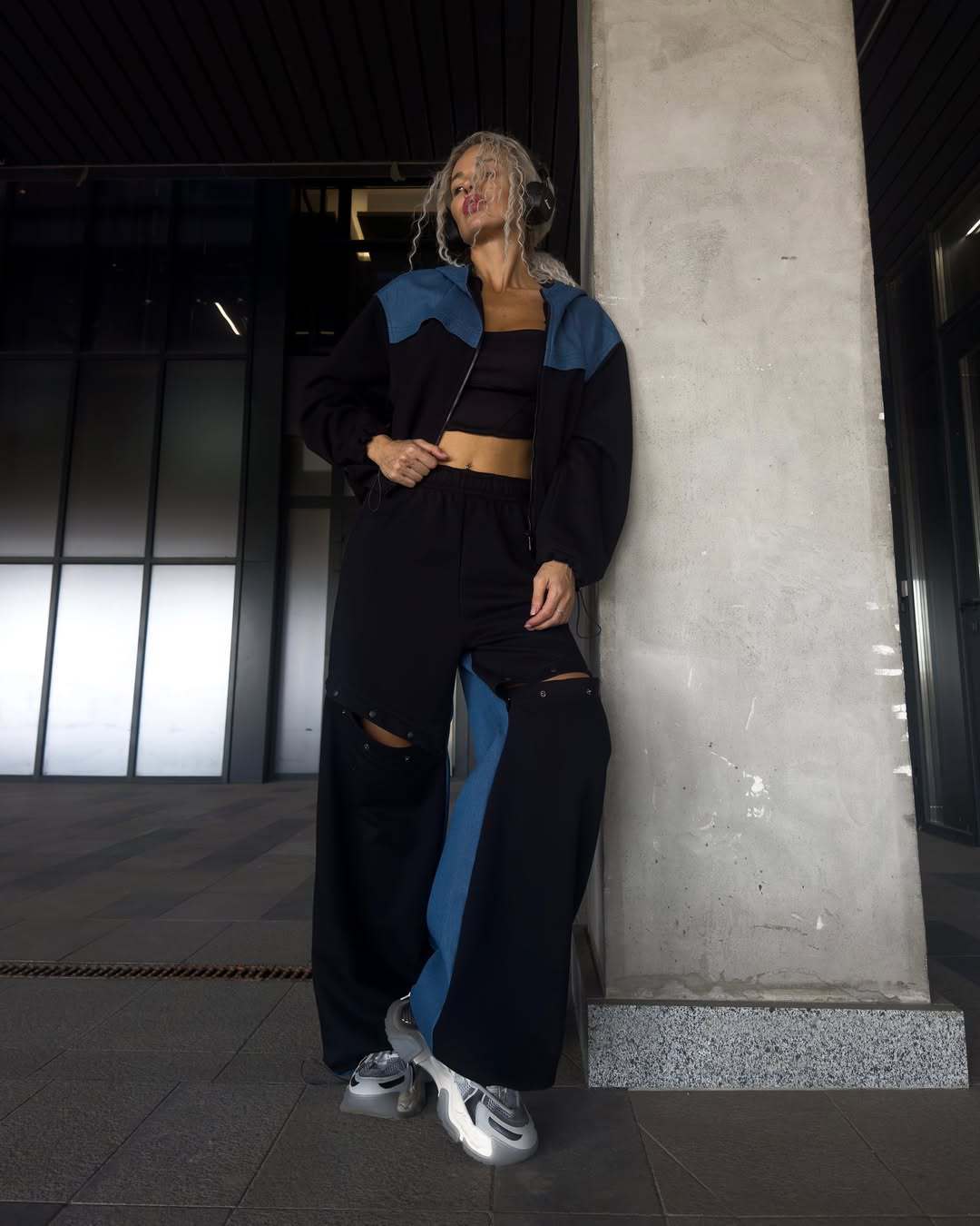 Damen zweifarbiges Kapuzenjacken- und wandelbares Druckknopf-Jogginghosen-Set – Auréline