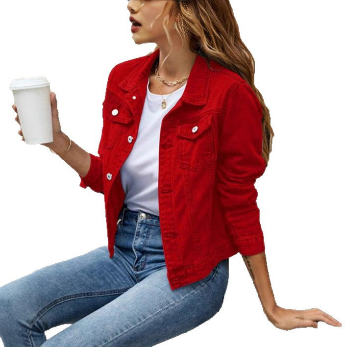 Damen taillierte kurze Jeansjacke im Trucker‑Stil mit Pattentaschen Echo Archiv