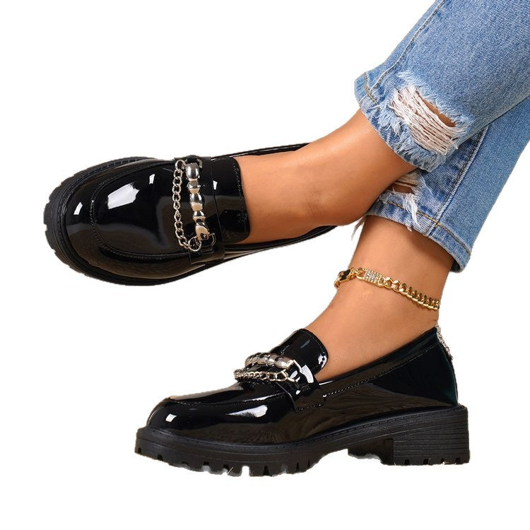 Damen Lack-Loafer mit profilierter Gummisohle und Kettendetail Echoarchiv