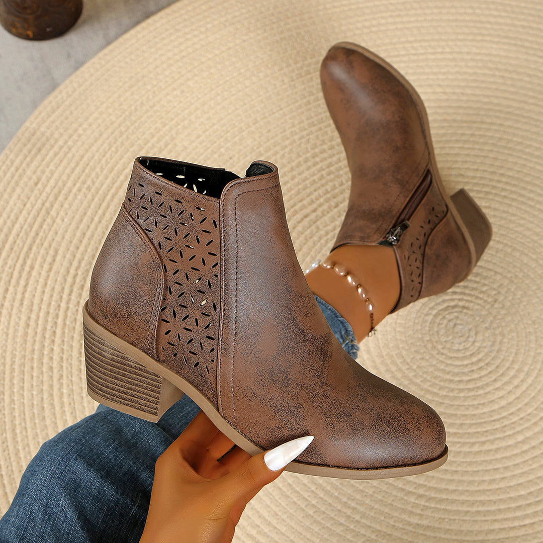 Damen nan knöchelhohe Stiefelette mit Laser-Cut-Perforation, seitlichem Reißverschluss und mittelhohem Blockabsatz Echo Archiv