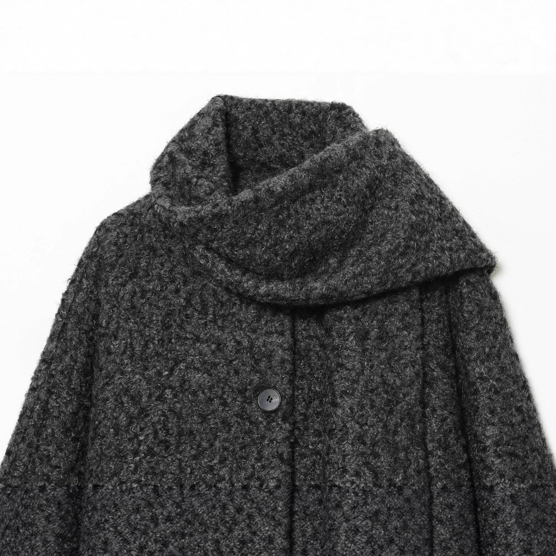 Damen kastiges Bouclé-Cape mit voluminösem Rollkragen und Frontknöpfen – Montévia