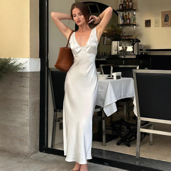 Damen elegantes Satin-Nachtkleid mit tiefem V-Ausschnitt und breiten Trägern Echo Archiv