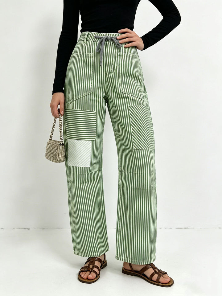 Damen nan High‑Waist Relaxed‑Hose mit vertikalem Streifenmuster, aufgesetzten Knie‑Patches und Kordelzug Echo Archiv