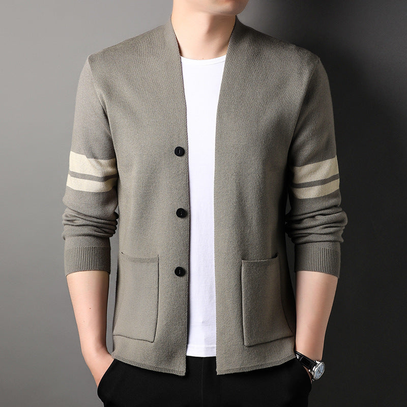 Herren modische Strickjacke mit eleganten Kontraststreifen und praktischen Taschen Echoarchiv