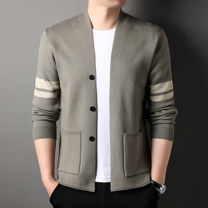 Herren modische Strickjacke mit eleganten Kontraststreifen und praktischen Taschen Echoarchiv