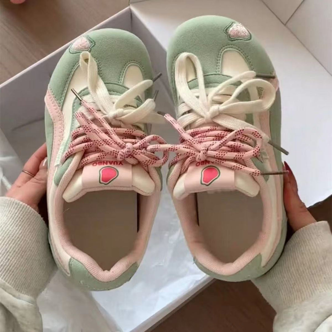 Damen Retro Pastell‑Sneaker mit Veloursoptik, gepolstertem Komfortfußbett und Herz‑Patch – Névara