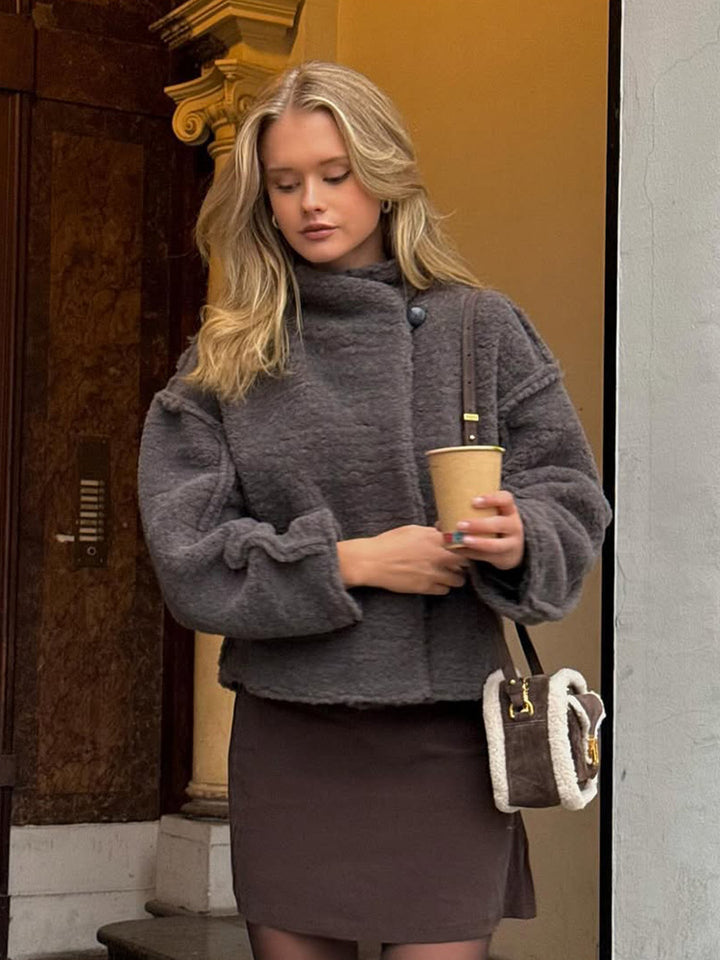 Damen Kurz geschnittener Teddy‑Fauxfur‑Blouson mit hohem Stehkragen und kastiger Silhouette Echoarchiv