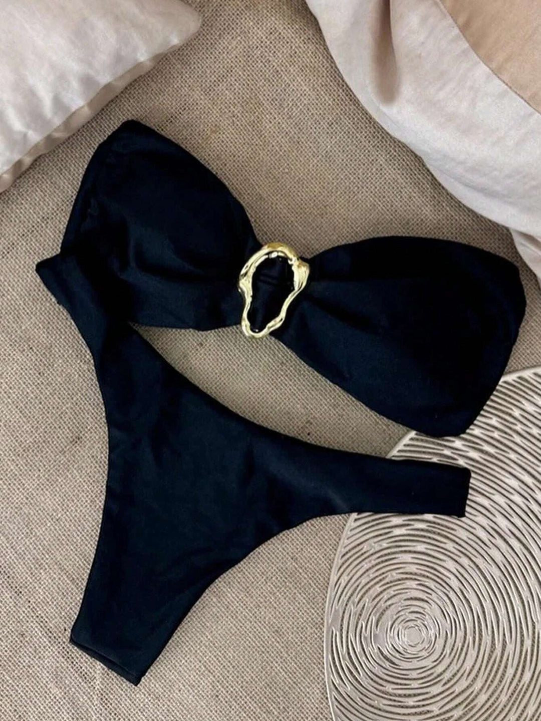 Damen Bikini-Set mit elegantem Bandeau-Oberteil und modischem Hosenumfang Echo Archiv