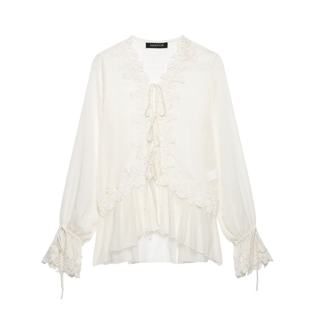 Damen Romantische Chiffonbluse mit Spitzenbesatz, V‑Ausschnitt und Volantstufen Echo Archiv