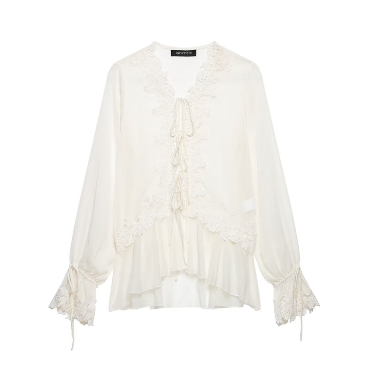 Damen Romantische Chiffonbluse mit Spitzenbesatz, V‑Ausschnitt und Volantstufen Echo Archiv
