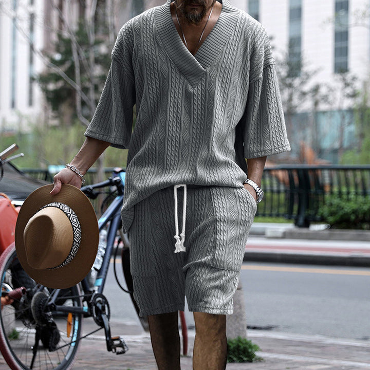 Herren lässiges Freizeit-Outfit aus atmungsaktivem Material mit kurzer Hose und V-Ausschnitt Echoarchiv