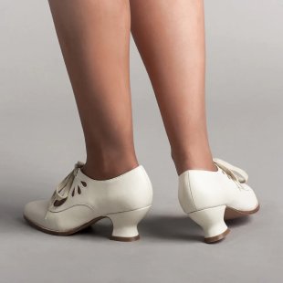 Damen nan Retro-Riemchenpumps mit geschwungenem Kittenabsatz, blattförmigen Aussparungen und dekorativem Schleifenverschluss Echo Archiv