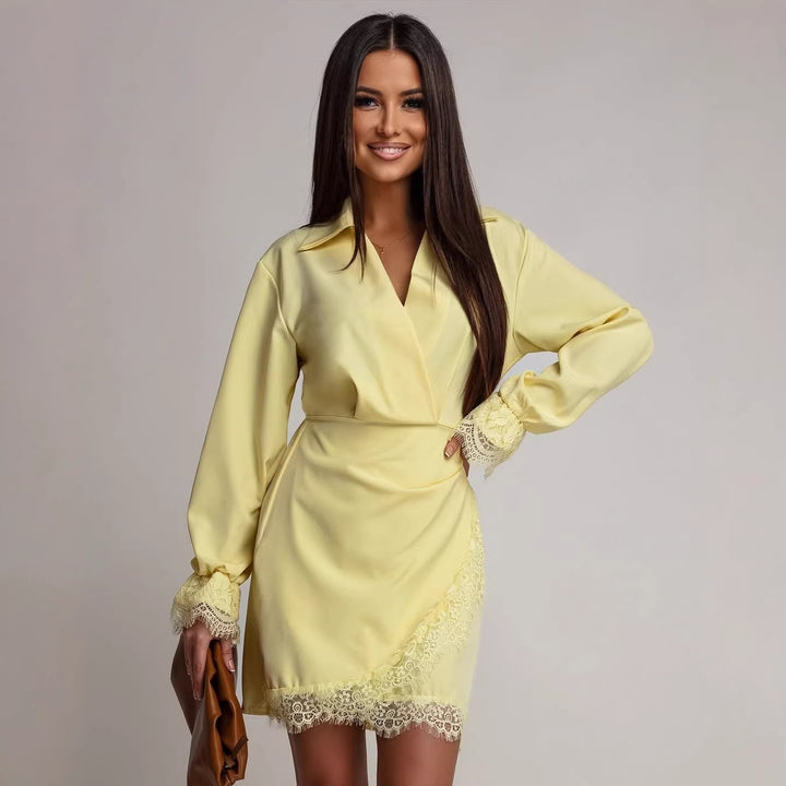Damen Figurbetontes Wickel-Minikleid mit Spitzenbesatz und Hemdkragen Echoarchiv