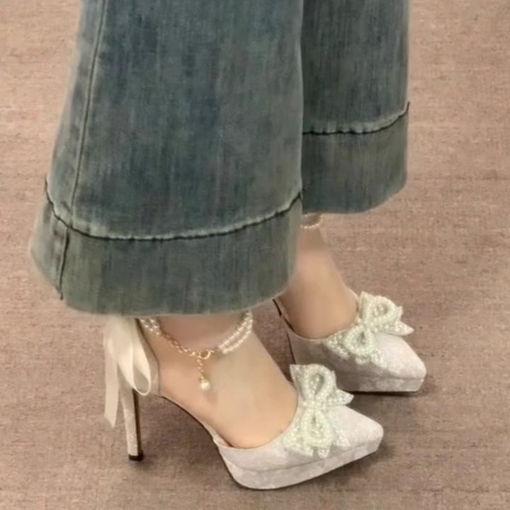 Damen Satin‑Pumps mit Spitzenüberzug, Perlen‑Schleifenapplikation und Perlenschnürchen Echo Archiv