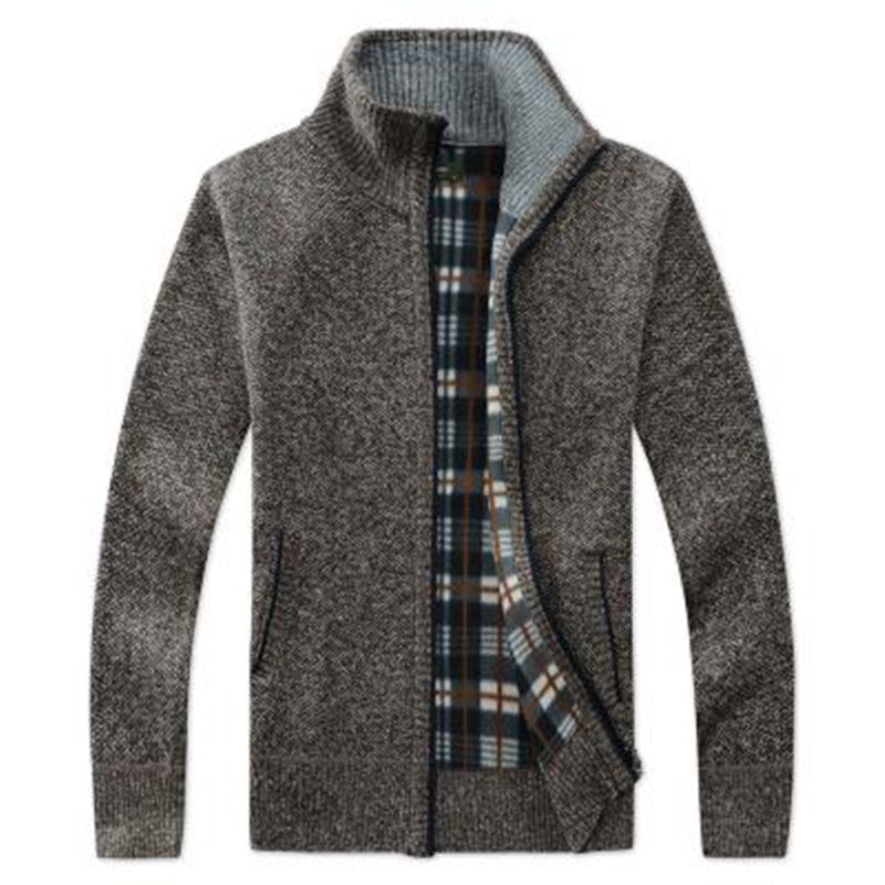 Herren Strickjacke mit hohem Kragen und praktischen Taschen Echoarchiv