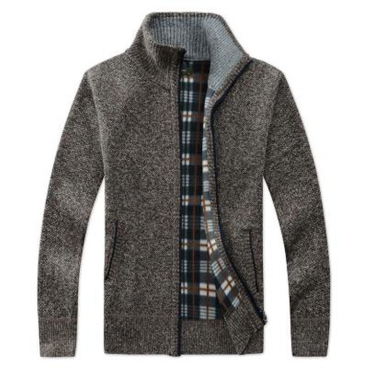 Herren Strickjacke mit hohem Kragen und praktischen Taschen Echoarchiv