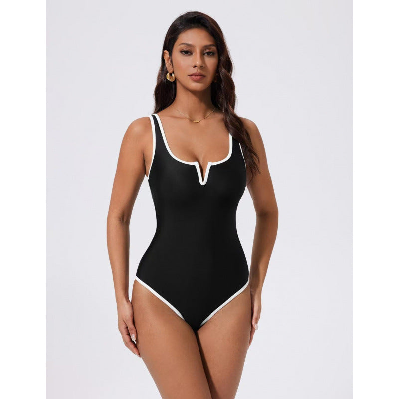 Damen Einteiliger Badeanzug mit tiefem V-Ausschnitt und kontrastierenden Details Echo Archiv