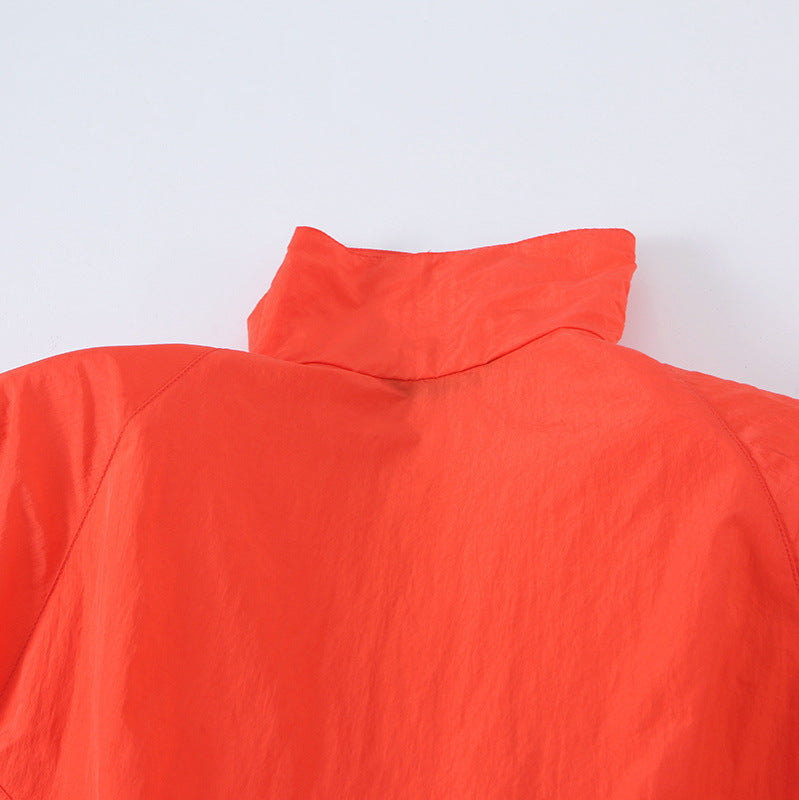 Damen Leichte Windjacke mit hohem Kragen, Tunnelzug‑Taillierung und Elastikbündchen Echoarchiv