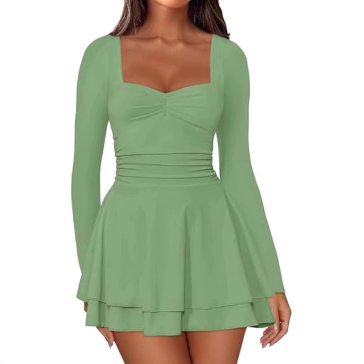 Damen Langarm-Minikleid mit quadratischem Ausschnitt, taillierter Raffung und zweilagigem Volantrock – Élara
