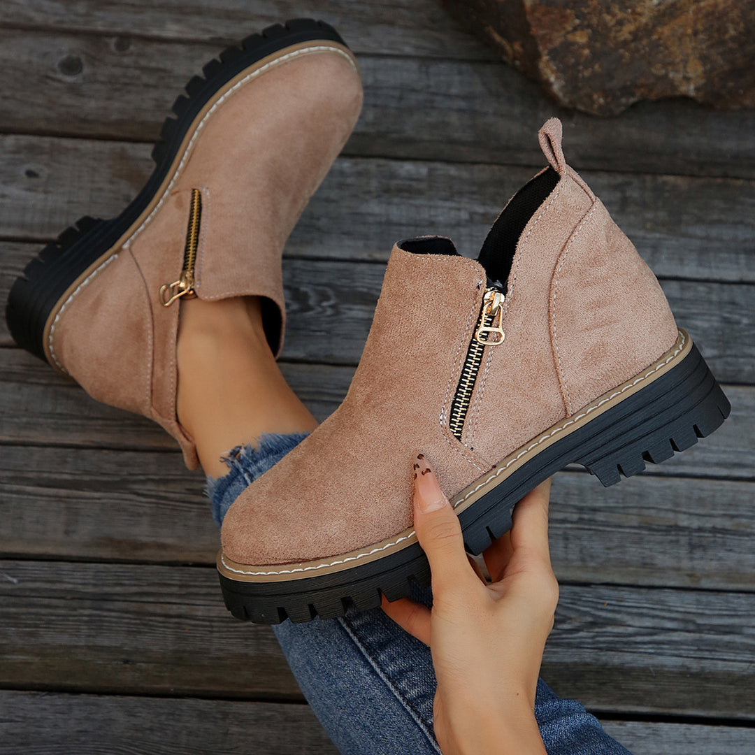 Damen Kurzschaft-Stiefelette aus Velourslederoptik mit profilierter Gummisohle und seitlichem Reißverschluss – Varelle