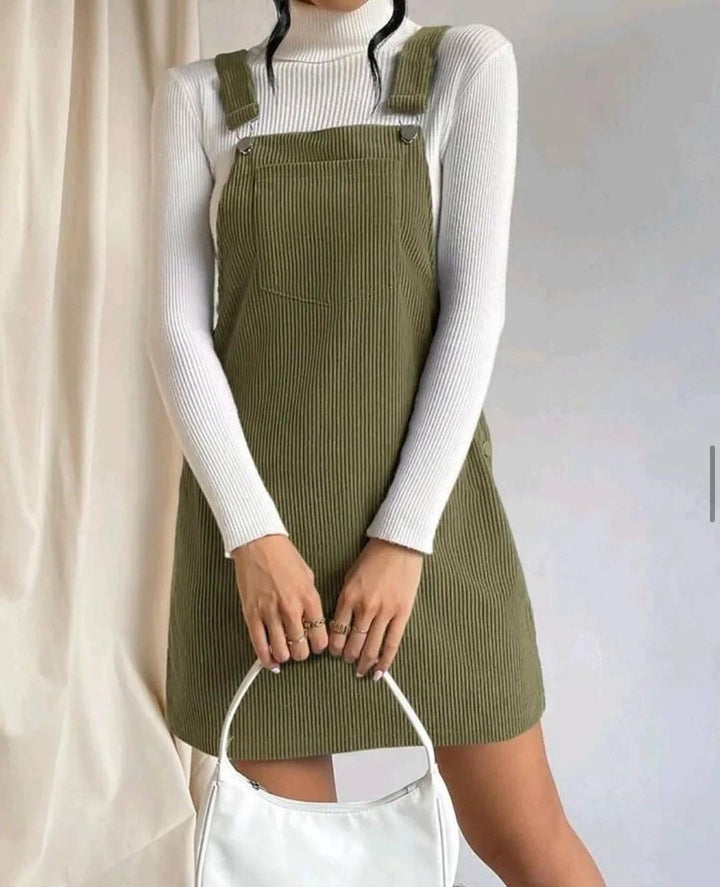 Damen Cord-Latzkleid mit verstellbaren Trägern, Seitlicher Druckknopfleiste und feinem Ripp-Effekt Echoarchiv