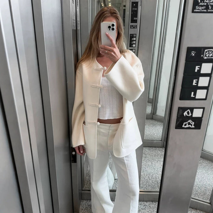 Damen Kurzmantel mit chinesischen Knebelverschlüssen, Oversize-Ärmeln und aufgesetzten Taschen Echoarchiv