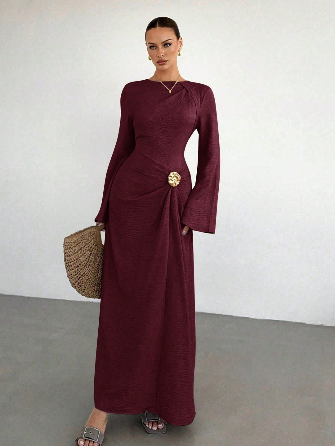 Damen Maxikleid mit Drapierter Taille, langen Glockenärmeln und Zierbrosche Echo Archiv