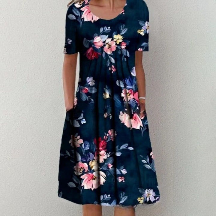 Damen Plissee Midi Kleid mit kurzen Ärmeln, seitlichen Taschen und floralem Saum – Élara