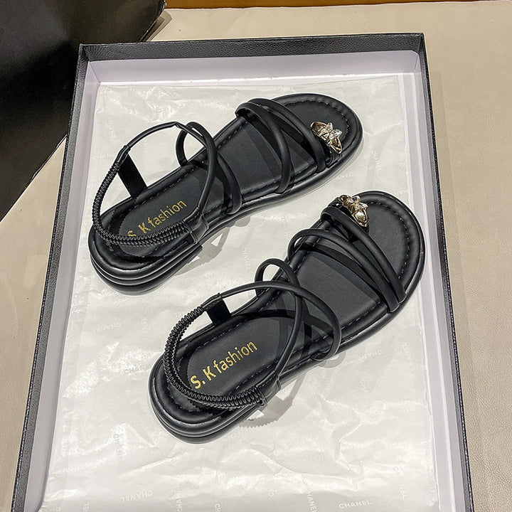 Damen Flache Riemchensandalen mit Zehensteg, elastischem Fersenriemen und Schmuckapplikation – Sorelia
