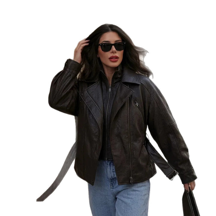 Damen Taillierte Lederimitat-Bikerjacke mit Bindegürtel und überschnittener Schulter Echoarchiv