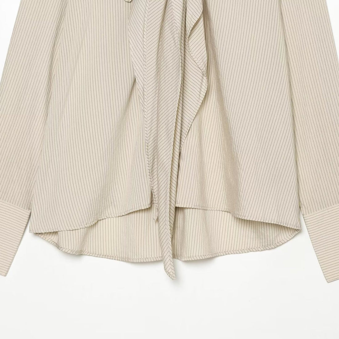 Damen Bluse mit Halstuchkragen, feinem Nadelstreifen und floraler Applikation Echoarchiv