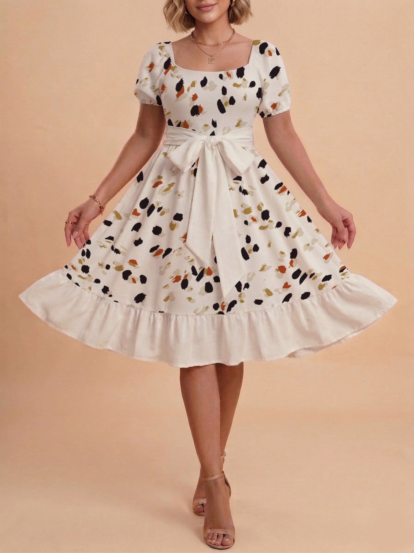 Damen Kleid mit tailliertem Schnitt und verspieltem Blumenmuster Echo Archiv
