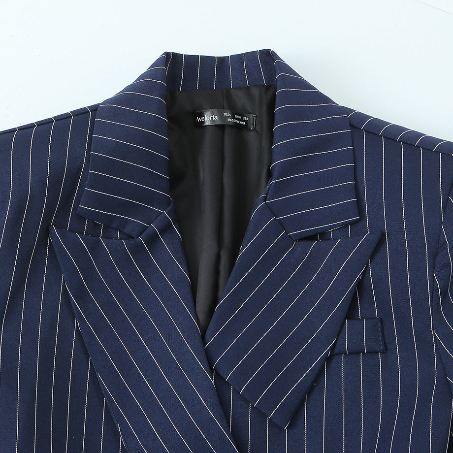 Damen nan taillierter Nadelstreifen-Blazer mit asymmetrischem Revers und Pattentaschen Echo Archiv
