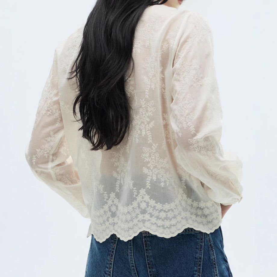 Damen Transparente Stickerei‑Bluse mit Stehkragen, Volumenärmeln und gewelltem Saum – Avérine