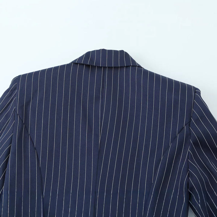 Damen Eleganter Nadelstreifen-Blazer mit asymmetrischem Revers und Pattentaschen Echoarchiv
