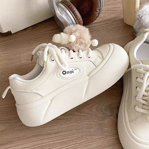 Damen Sneakers mit modischen Pompon-Applikationen und bequemer Sohle Echo Archiv