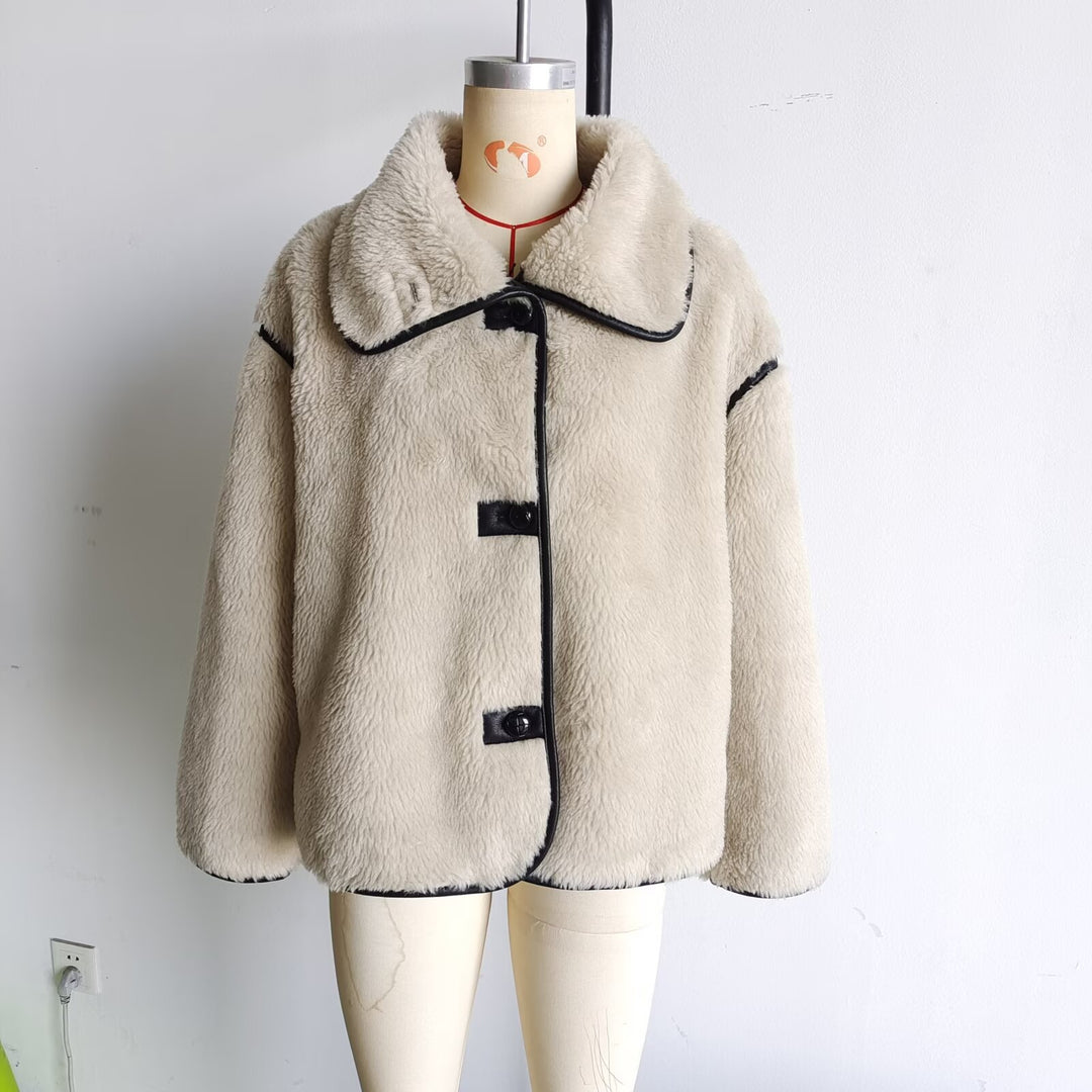 Damen kurze Oversize Lammfelloptik Jacke mit breitem Schalkragen und dekorativen Paspelabschlüssen – Célinea
