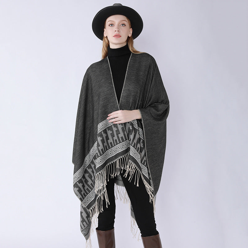 Damen Capeponcho aus feinem Wollmix mit ornamentaler Bordürenkante und Zipfelrand – Montévia
