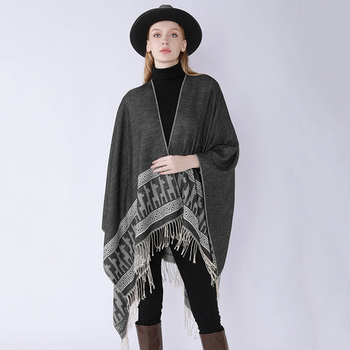 Damen Capeponcho aus feinem Wollmix mit ornamentaler Bordürenkante und Zipfelrand – Montévia