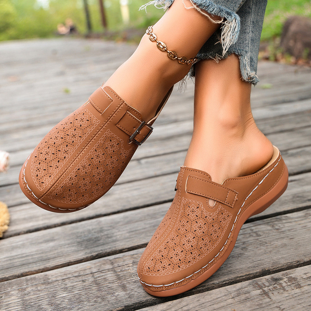 Damen Komfort-Mule mit verstellbarem Schnallenriemen und ornamentaler Lochprägung – Lioré