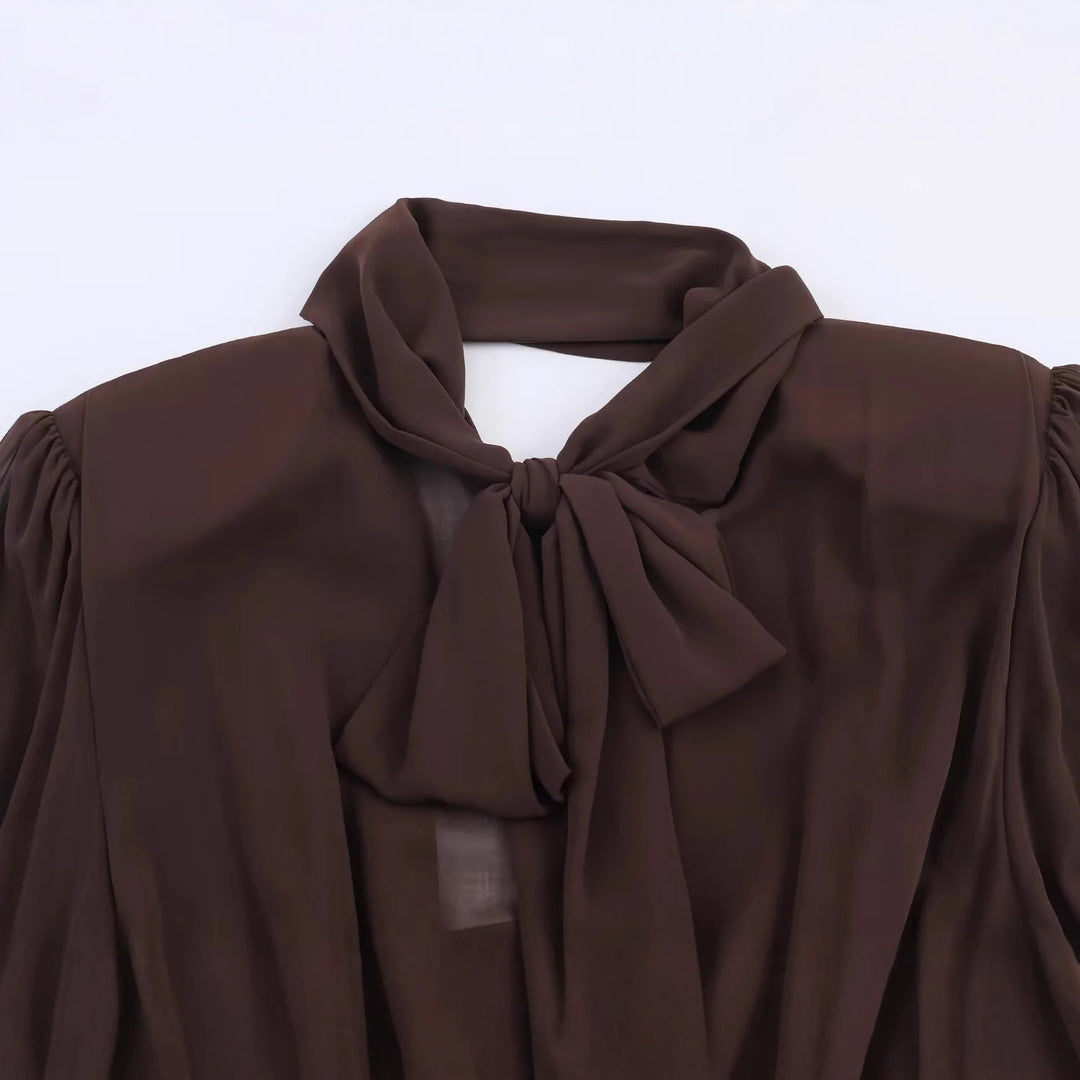 Damen tailliertes Minikleid mit Schleifenkrawatte, plissiertem Oberteil und langen Manschettenärmeln – Élara