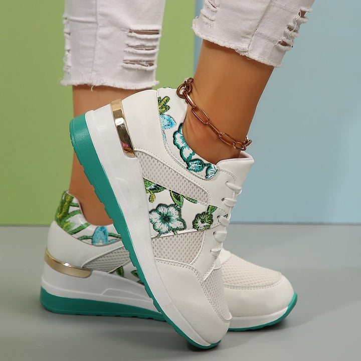 Damen Keil-Sneaker mit floraler Stickerei, Mesh-Einsätzen und Metallapplikation – Névara