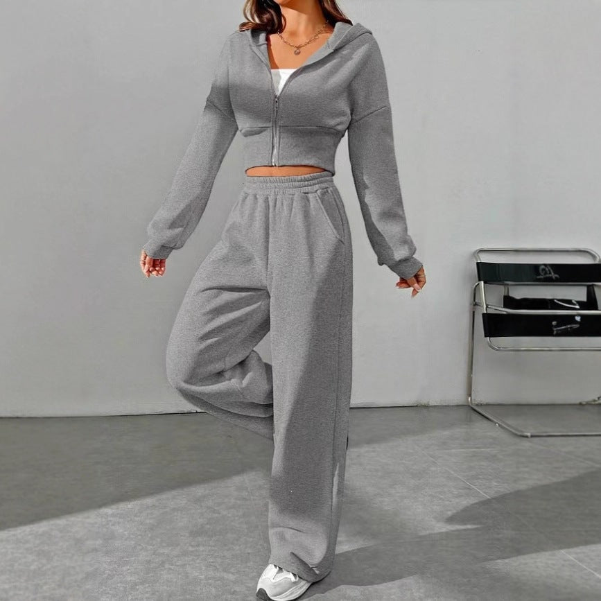 Damen nan kurzes Kapuzen-Sweatshirt mit Reißverschluss und weite High-Waist Jogginghose Echo Archiv
