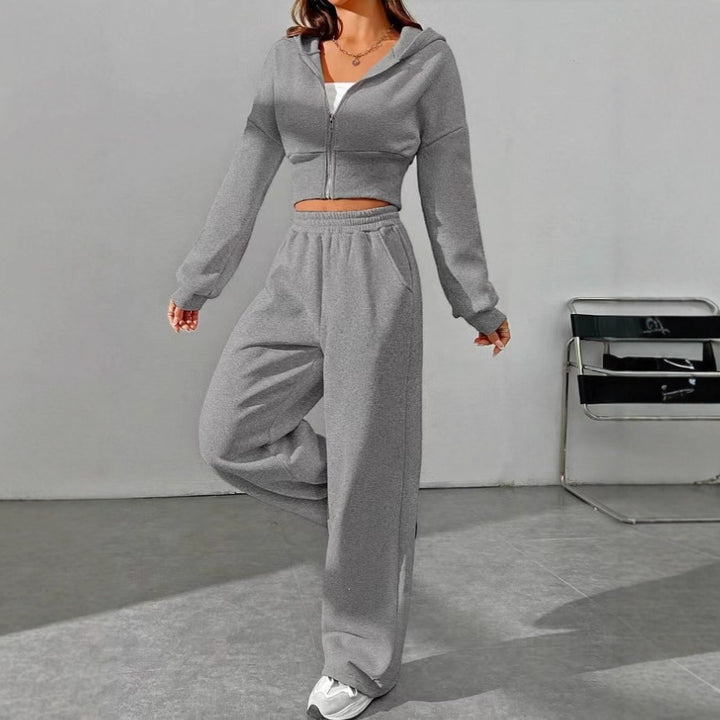 Damen nan kurzes Kapuzen-Sweatshirt mit Reißverschluss und weite High-Waist Jogginghose Echo Archiv