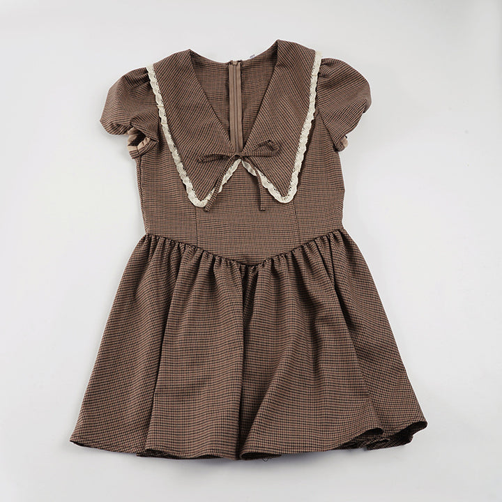 Damen Kleid mit elegantem Kragen und Rüschendetails Echo Archiv