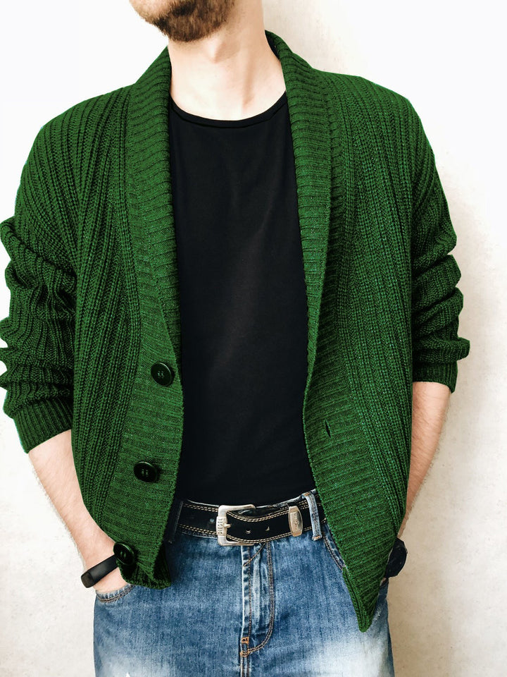 Herren Strickjacke mit breitem Schalkragen und eleganten Knopfdetails Echoarchiv