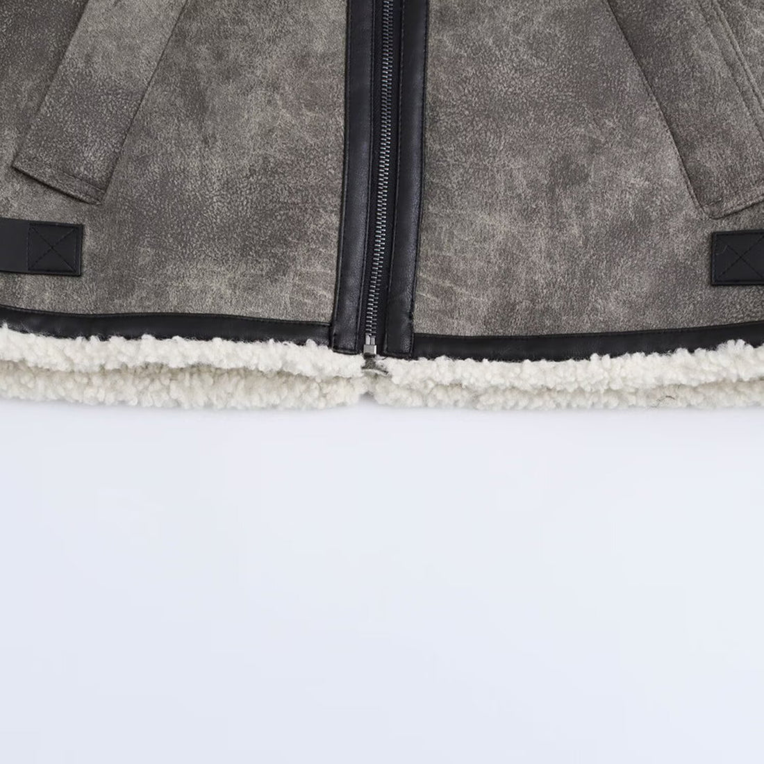 Damen Oversized Fliegerjacke mit Teddyfutter, Kunstlederbesatz und Schnallen Echoarchiv
