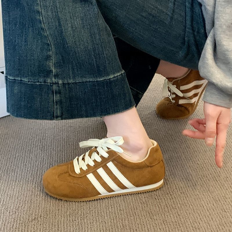 Damen Retro-Sneaker aus Velourslederoptik mit Dreistreifen-Detail und Gummisohle – Névara