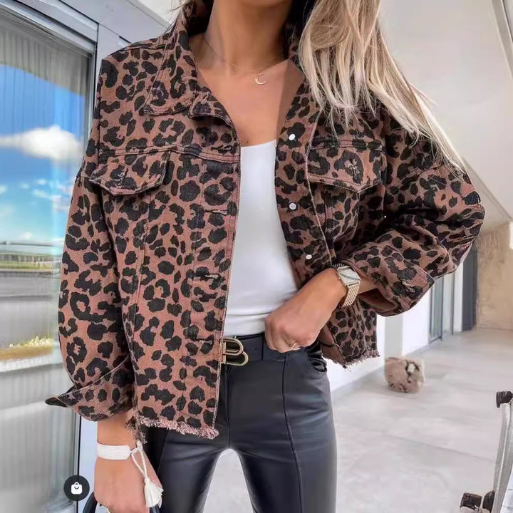 Damen nan kurze Oversize-Jeansjacke mit Leoprint, aufgesetzten Brusttaschen und rohem Saum Echo Archiv